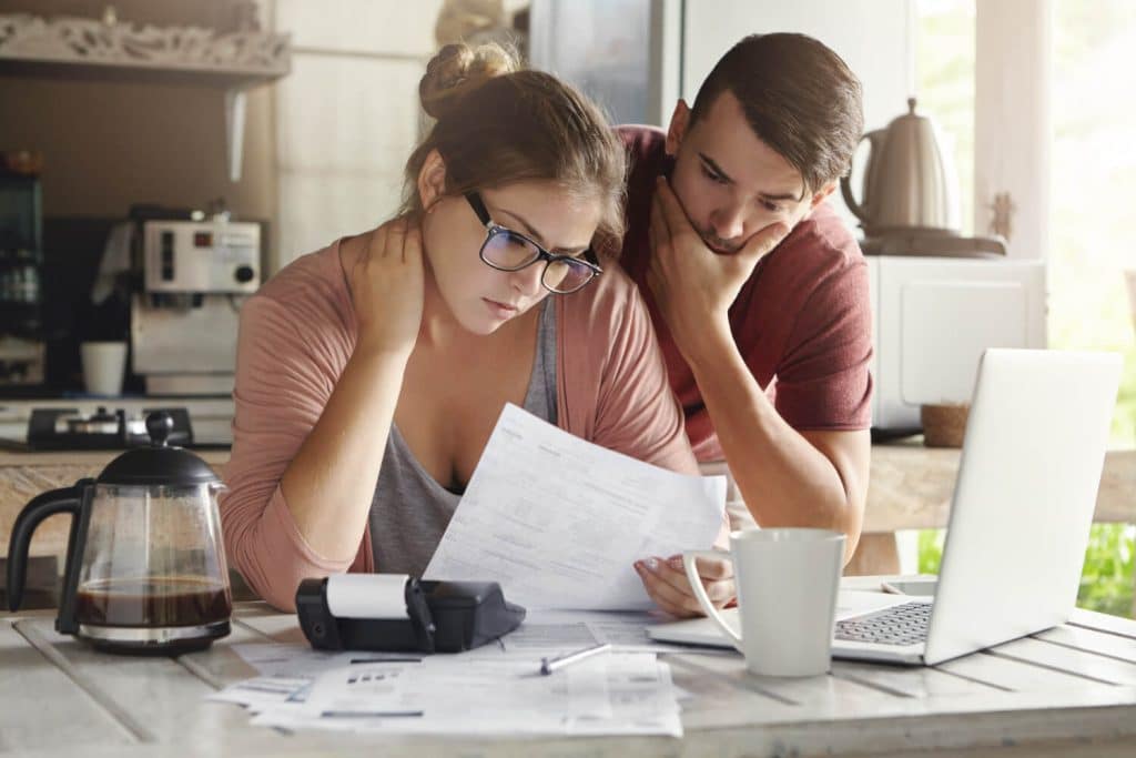Un couple en train de faire sa demande de prêt rapide sans document